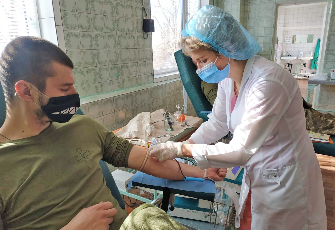 Донеччина: Морпіхи щомісяця діляться кров’ю