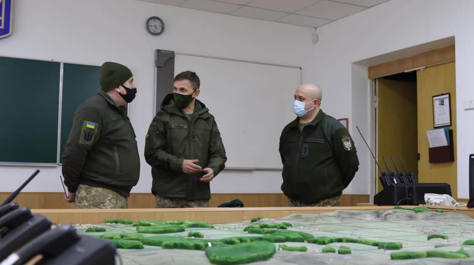 Представник НАТО задоволений знайомством з курсантами