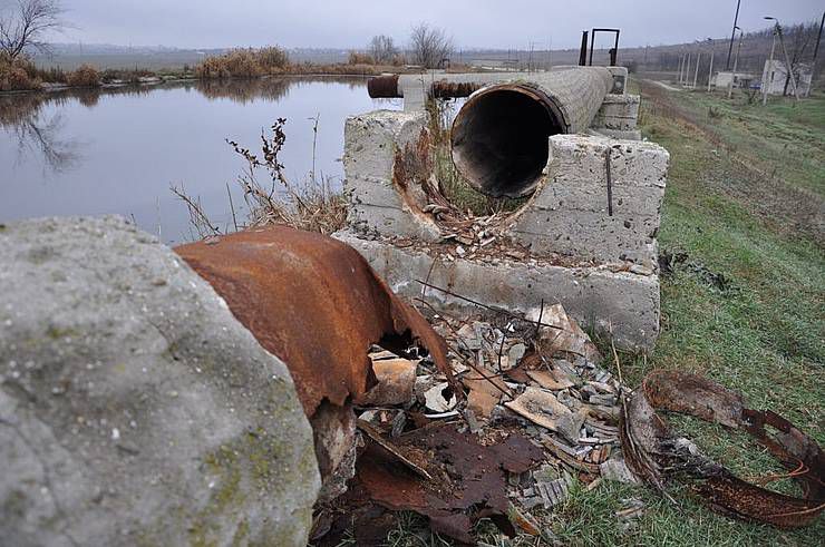 А нечистоти зливають у річку,  яка впадає в наше озеро!.. 
