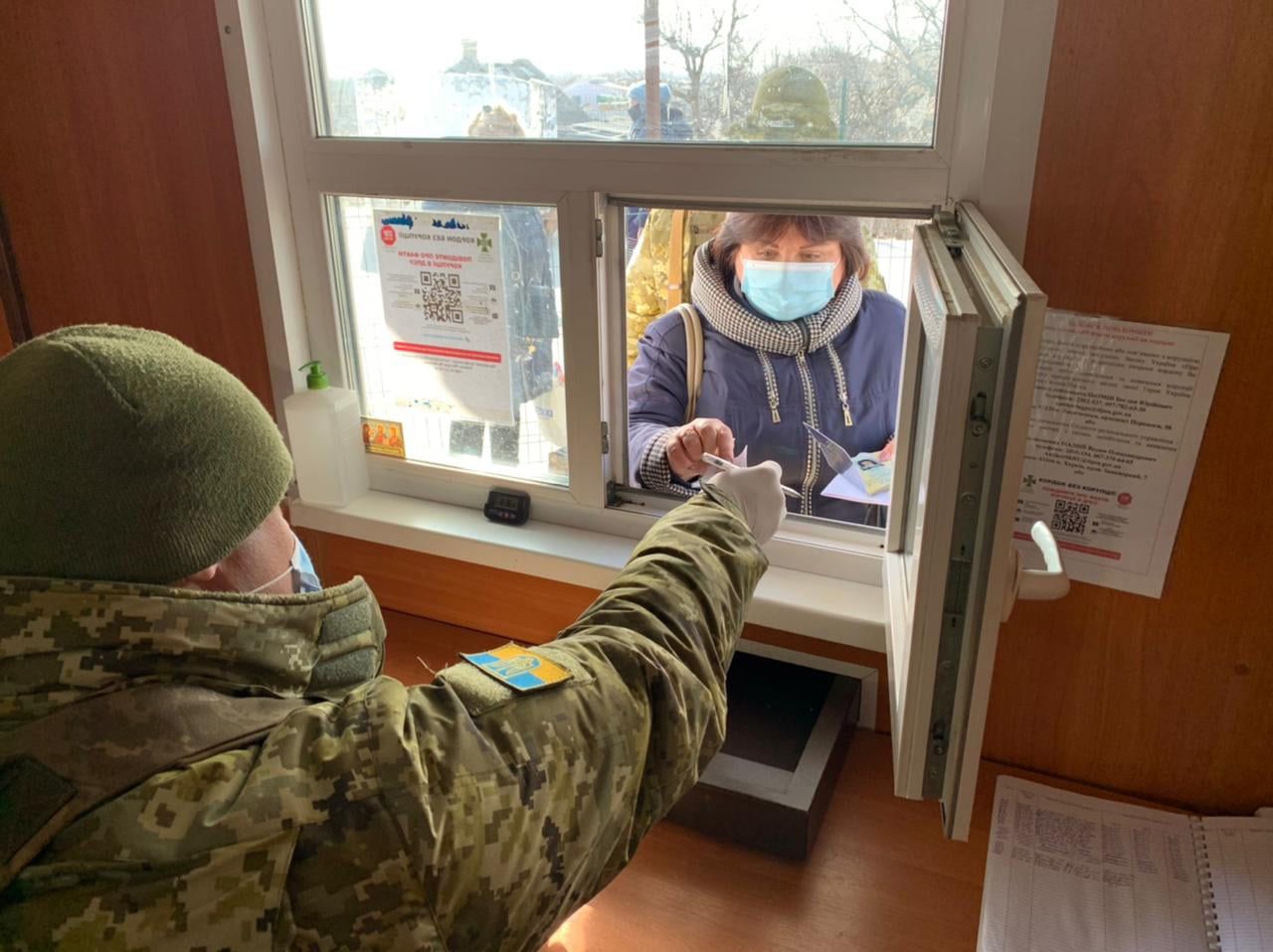 Окупанти залишають заблокованими дорожні коридори