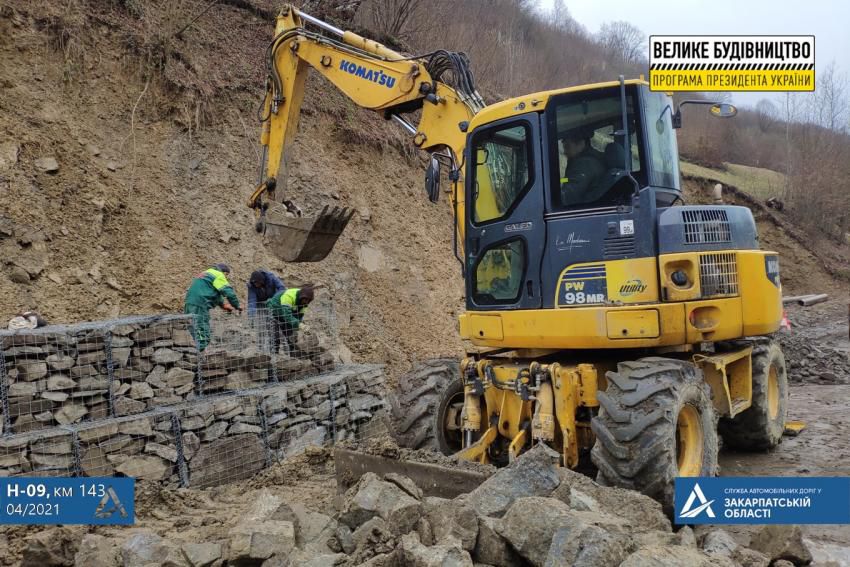 Закарпаття: Підпирають гору бетонними конструкціями 