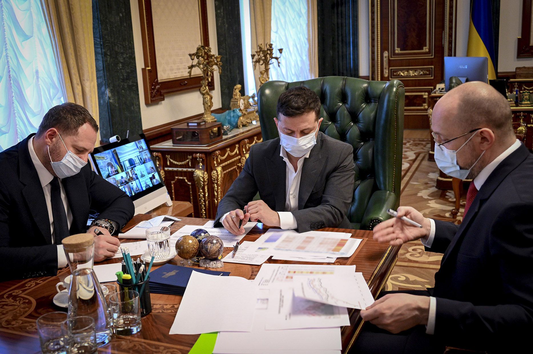 Президент доручив створити лабораторію для розробки вакцин