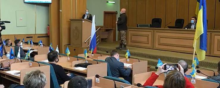 У Слов’янську, як і 2014 року, до міськради принесли  російський триколор...