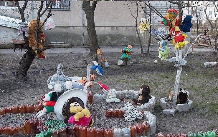 Ляльки на деревах і «лебеді» із шин — інсталяції чи несмак?