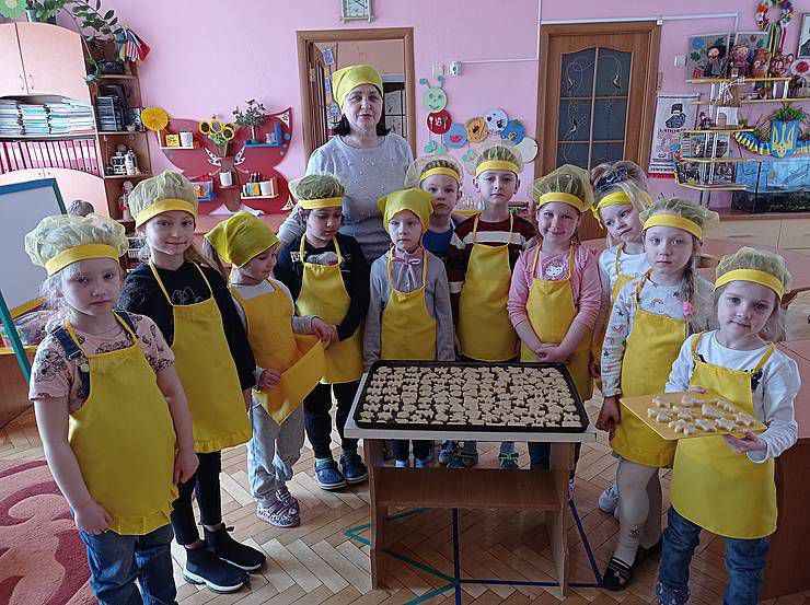 Рівненські малята з вихователями пекли печиво для бійців АТО