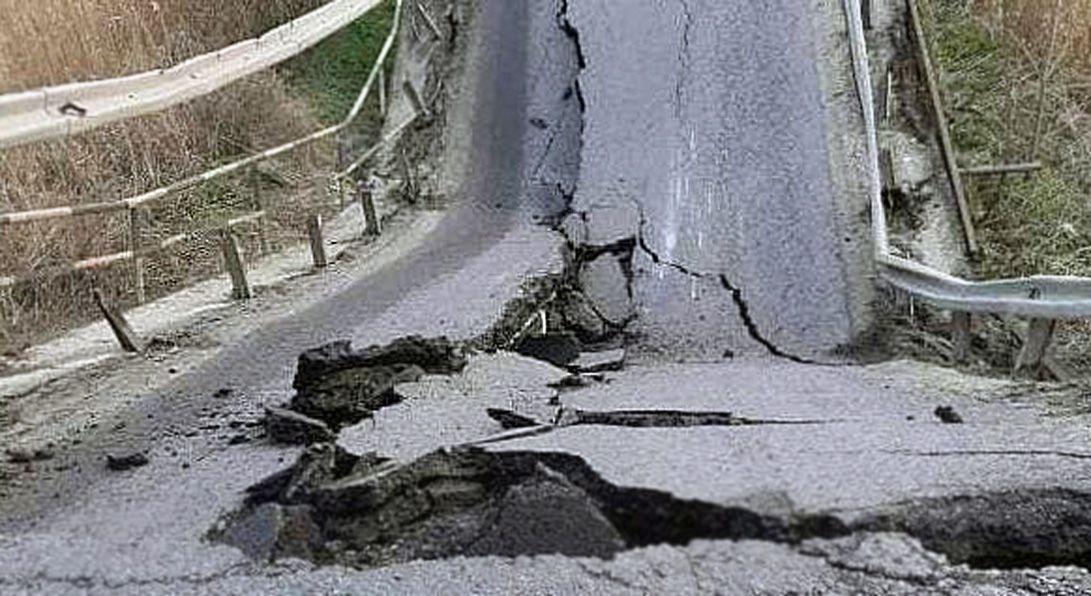 На Львівщині обвалився дорожній міст через річку Західний Буг 