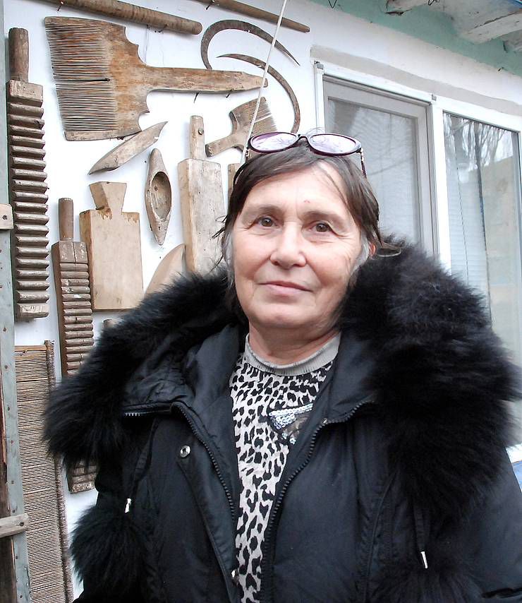 Зі світу — по нитці, по гудзику й усмішці