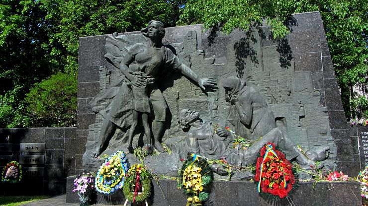 Стільки років минуло, а рани й досі болять