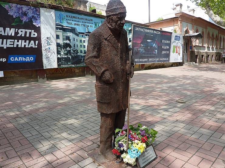 У Херсоні вуличного співака вшанували пам’ятником