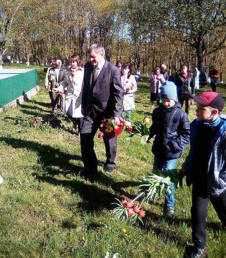 Староста грубку мурує...