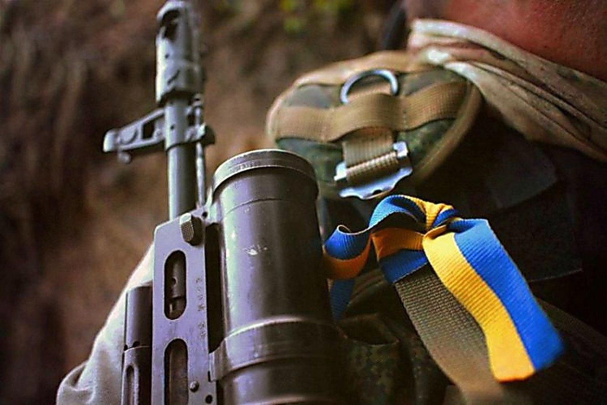 Поранено двох військових