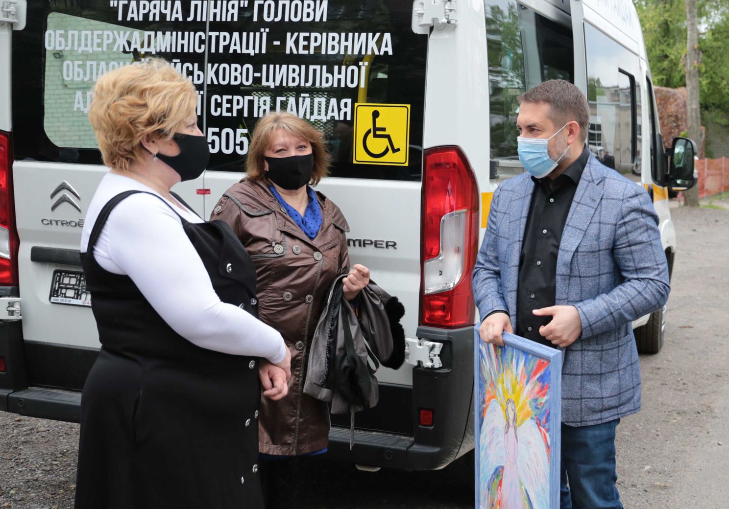 Центр для дітей з інвалідністю отримав спецавтомобіль