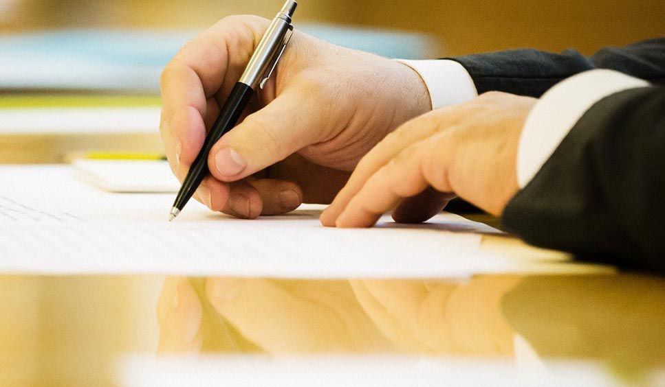 Про внесення змін до деяких законодавчих актів України щодо продажу земельних ділянок та набуття права користування ними через електронні аукціони