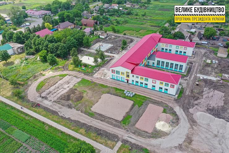Дніпропетровщина: Оновлюють стадіон сільської школи