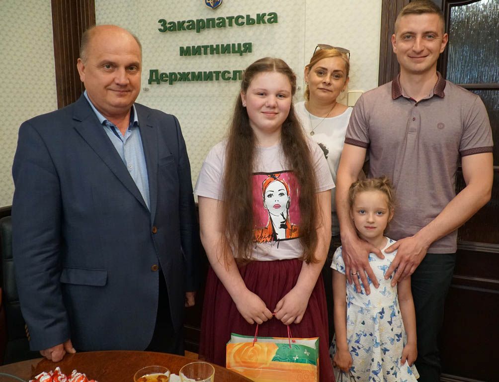 Малюють діти митницю!..
