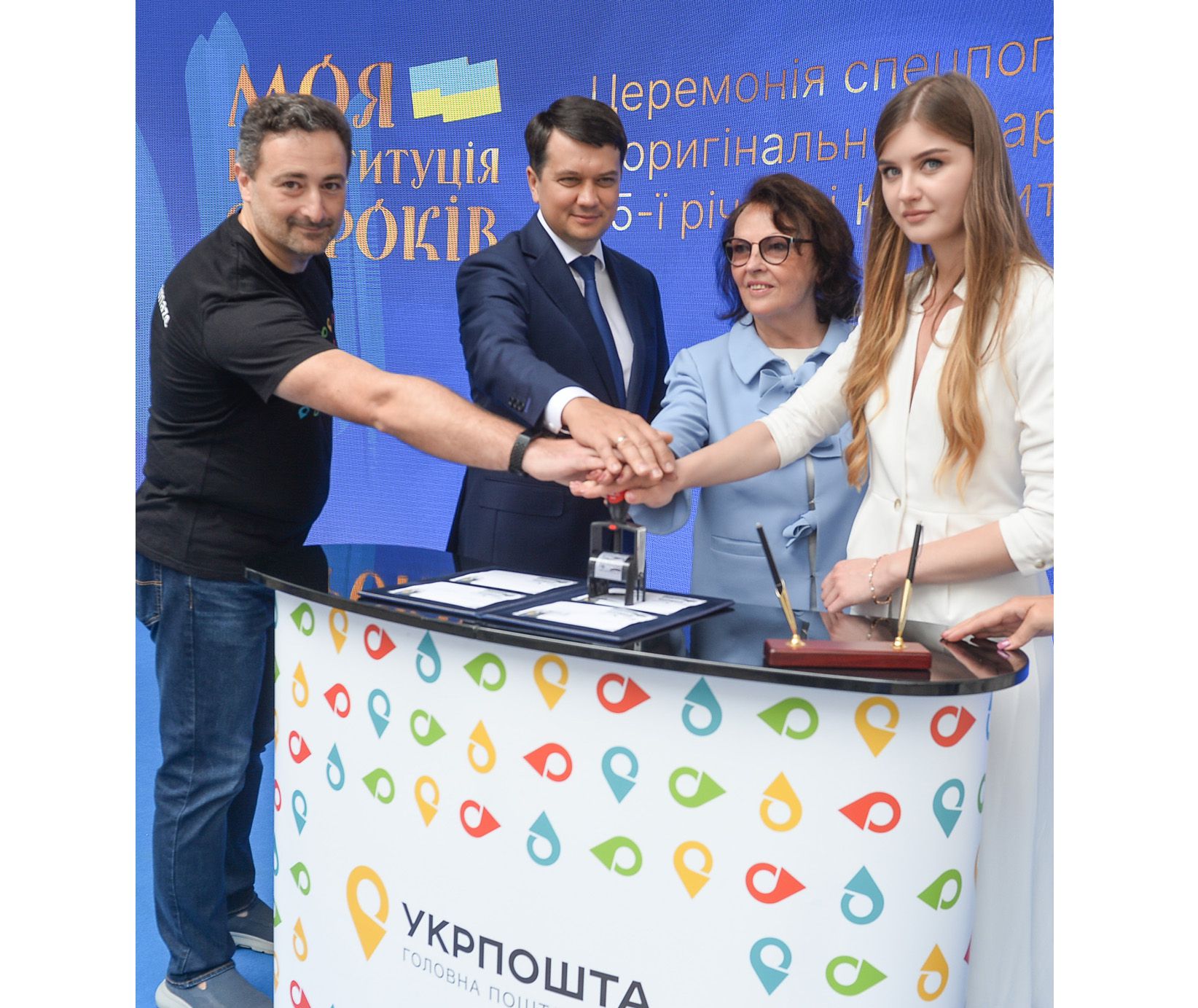 Класична музика та світлове шоу на будівлі парламенту