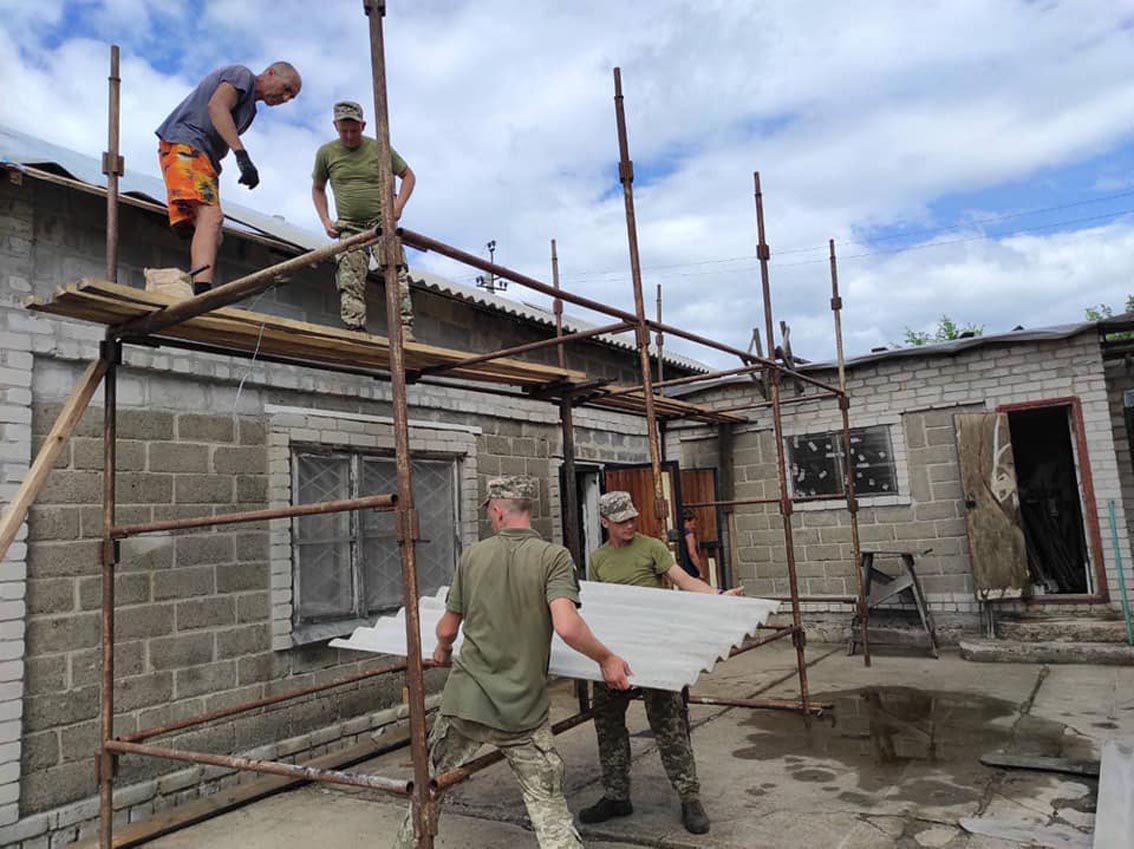 Відновлюють постраждалі від обстрілів домівки