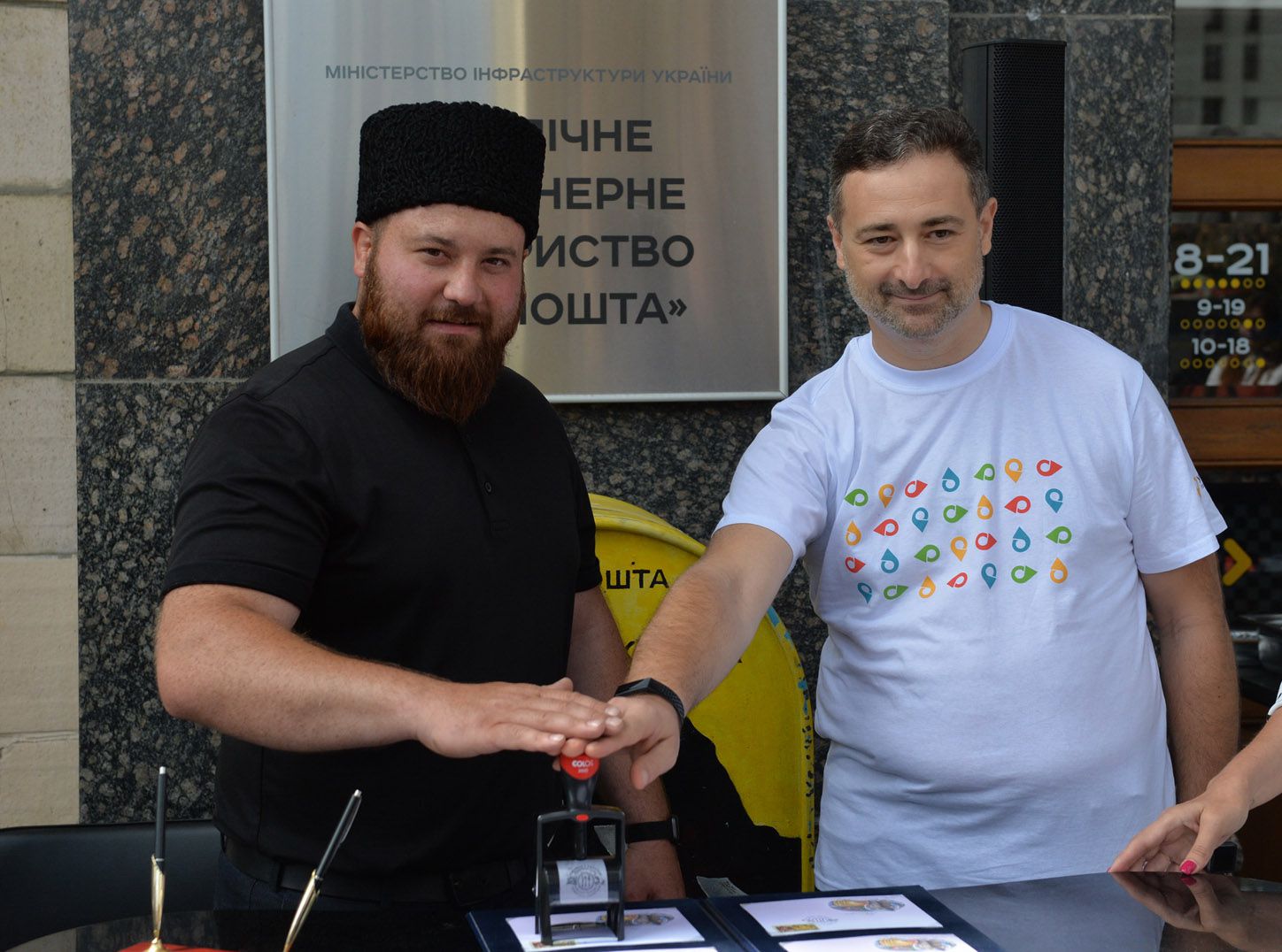 Укрпошта ввела в обіг дві нові поштові марки «Кримськотатарські чебуреки» та «Українська ковбаса»