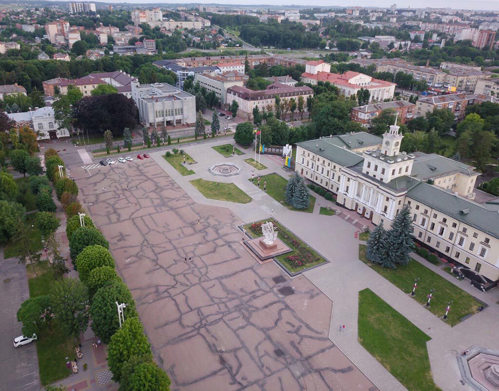 Як чиновник «зачепився» за яму на дорозі