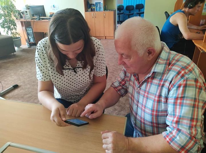 Рівненщина: У Сарнах вчать літніх людей