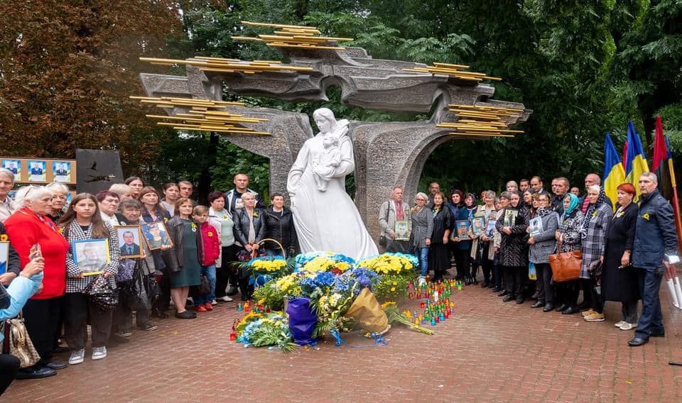Відкрили пам’ятник захисникам
