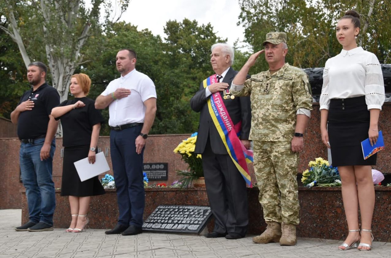 Урочистості розпочалися з покладання квітів