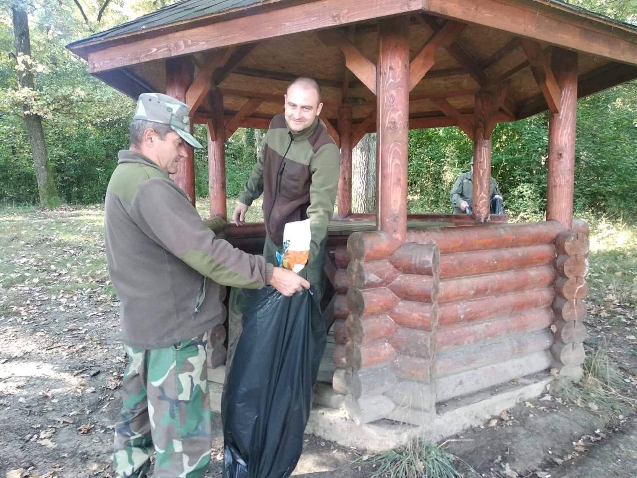 Закарпаття: Берегівські лісівники прибирали береги
