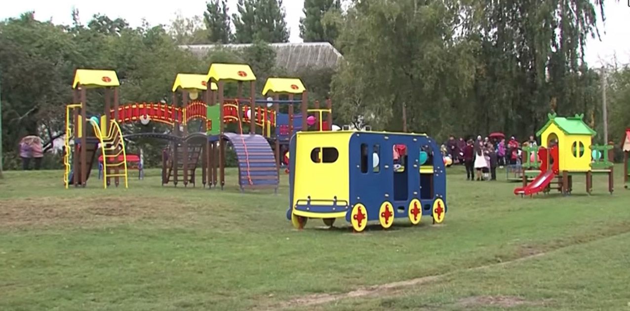 Рівненщина: На галявині встановили подарунок від народного депутата