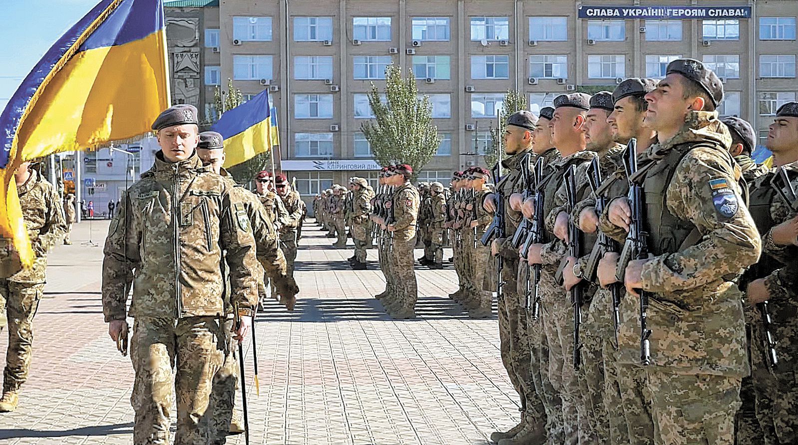 30-річчя нашої армії відзначаємо військовим парадом
