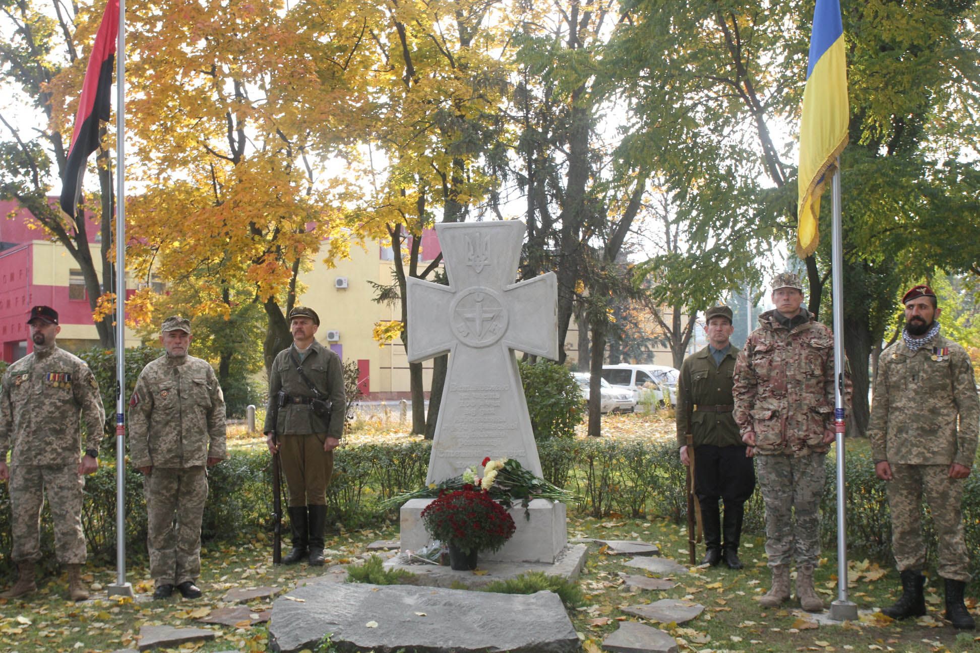 Символи на честь воїнів та нескореності народу