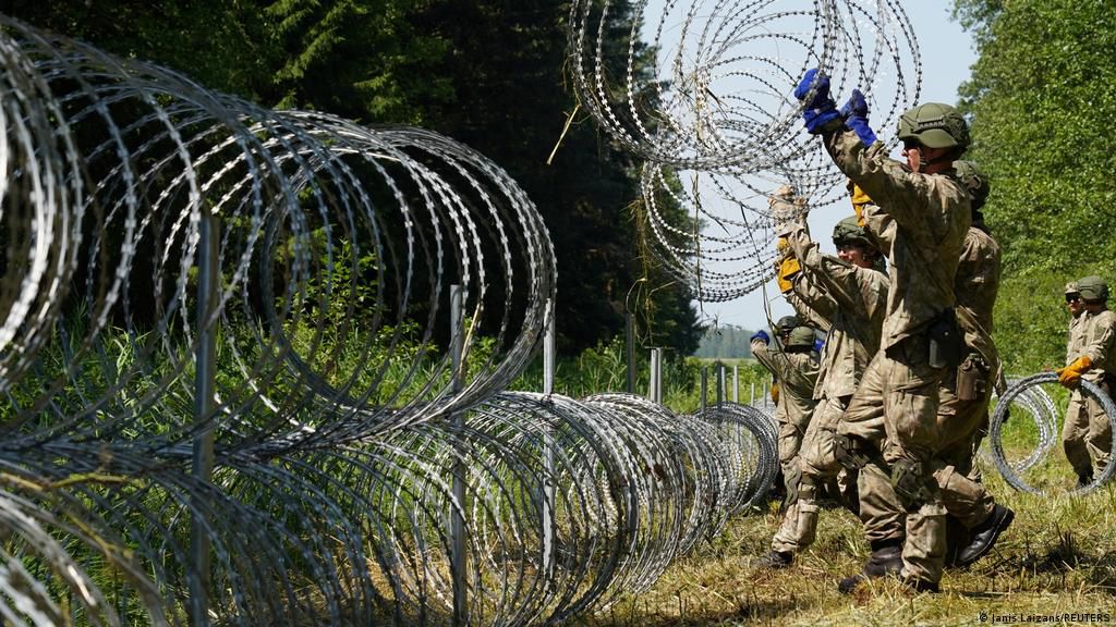 Мігранти змінюють тактику, а Варшава заручається підтримкою союзників