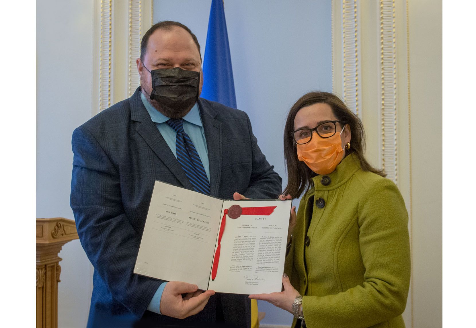 Передали завірену копію канадського закону про визнання Голодомору актом геноциду українського народу