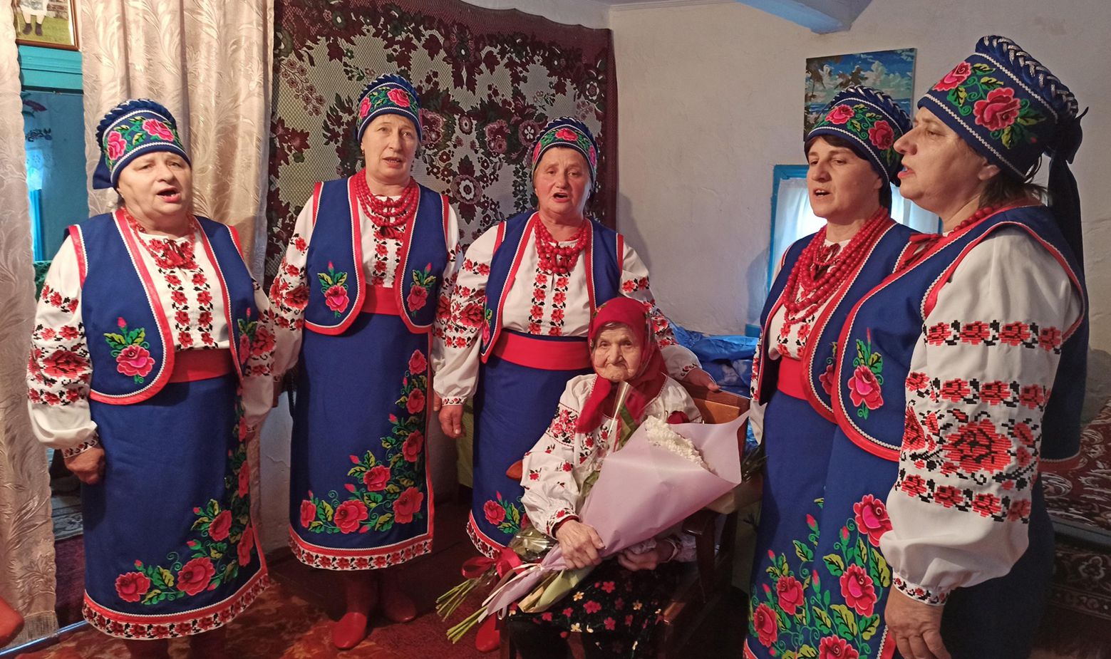 У свої сто років любить народні пісні