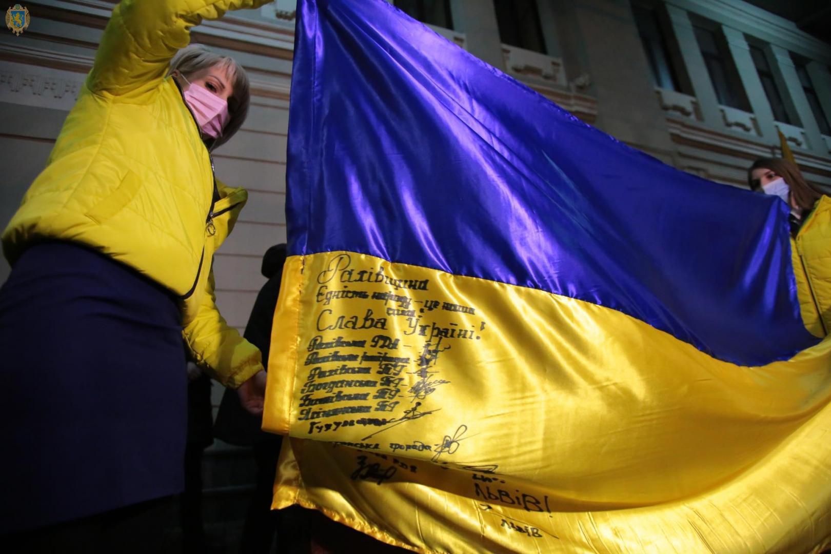 Залишили автографи на прапорі