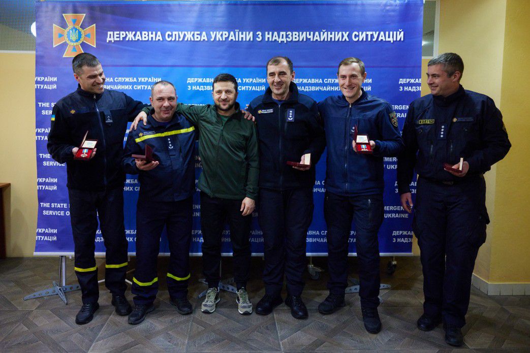 Володимир Зеленський нагородив працівників ДСНС