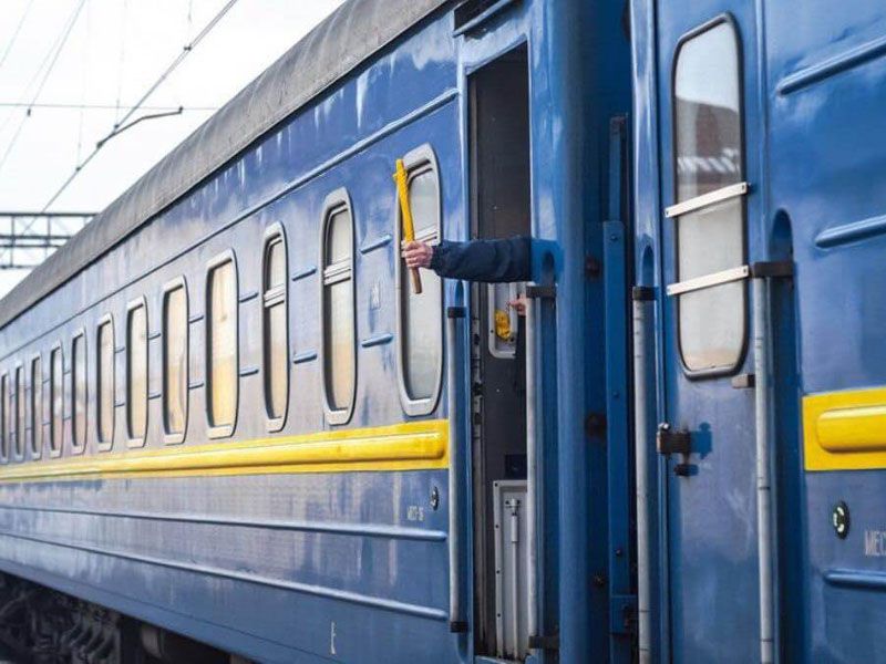 Укрзалізниця повідомляє про затримку пасажирських поїздів через обстріли