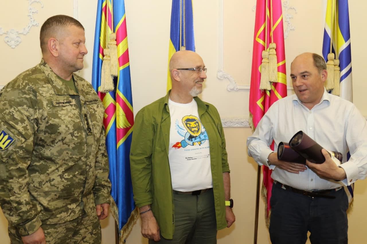 Олексій Резніков і Бен Воллес обговорили консолідацію зусиль України і Великої Британії для відсічі збройної агресії рф