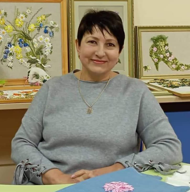 Вишиває картини з вірою у Перемогу