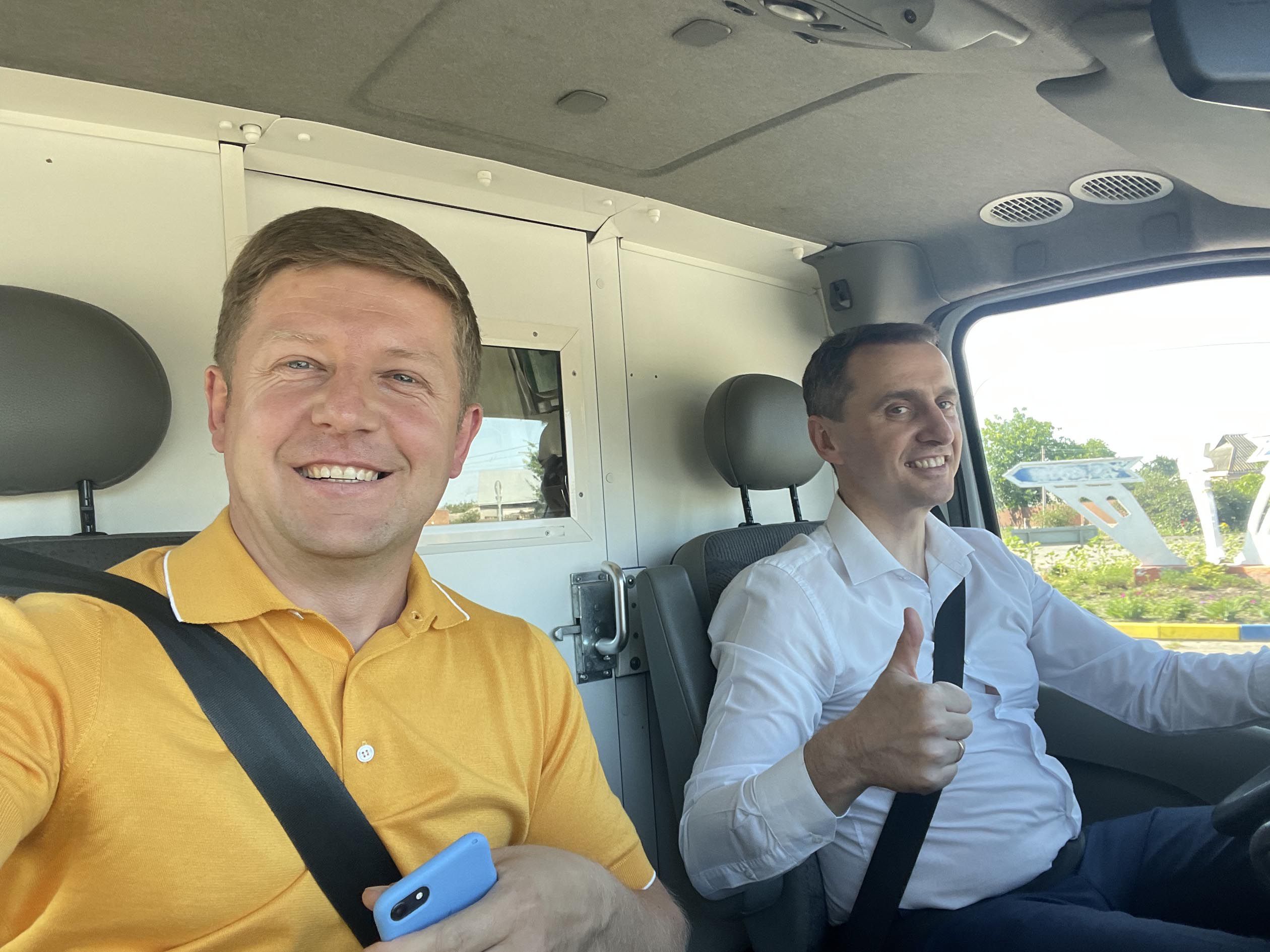 Броня від парламентарія і медичний автомобіль від міністра