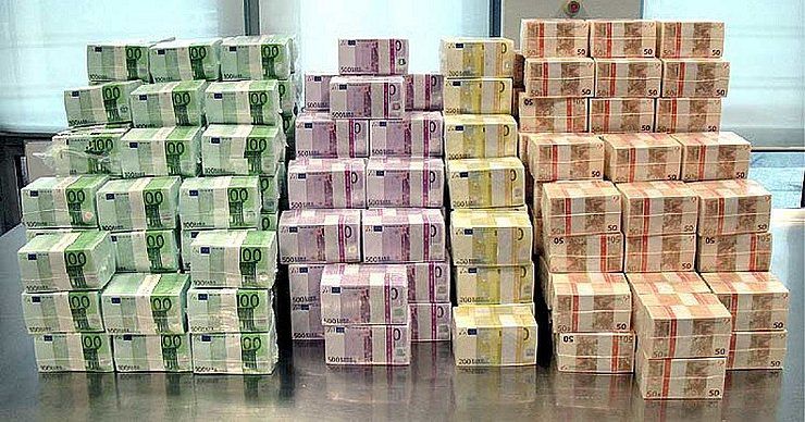 Рада ЄС затвердила перший транш макрофіну для України