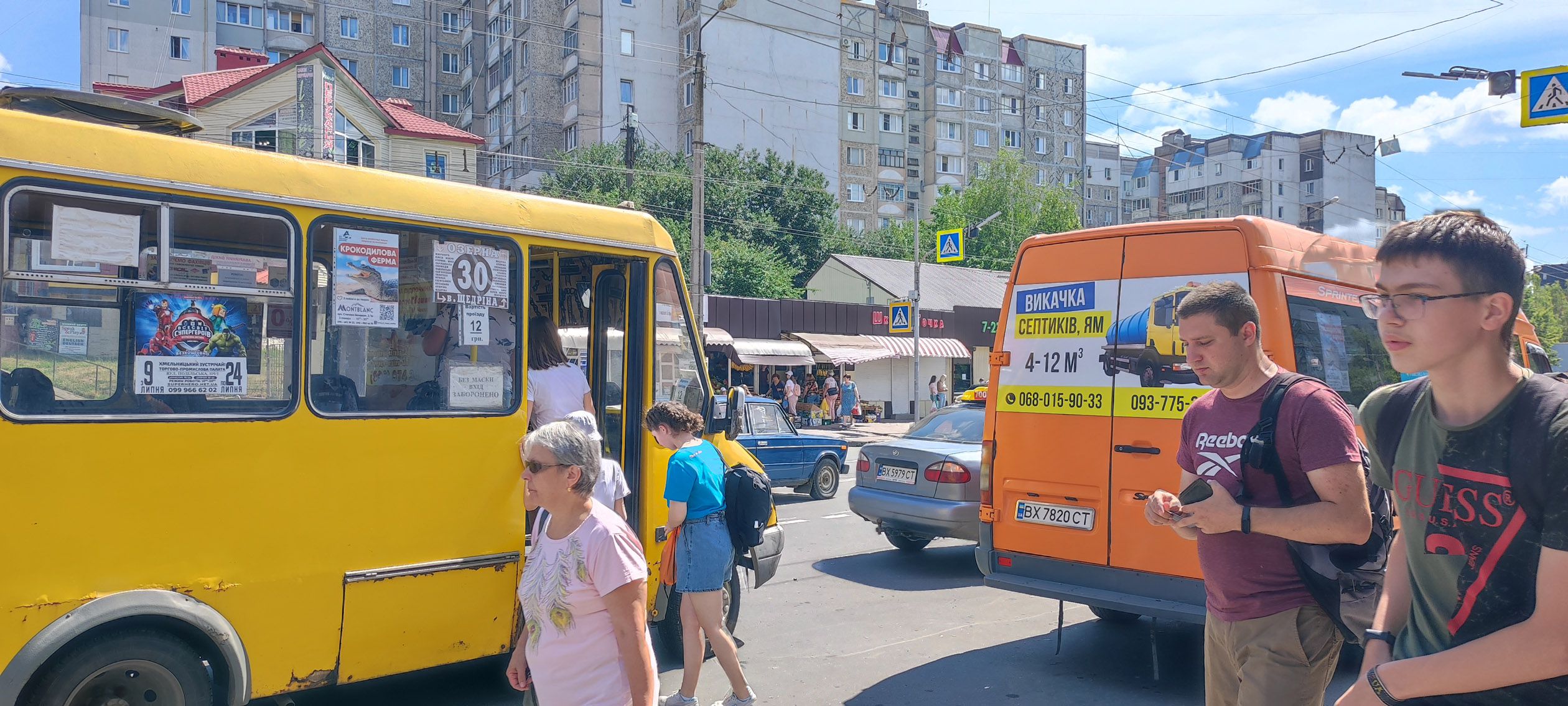 Стоп, автобус! Громадський транспорт: десь не їздить, а десь подешевшав