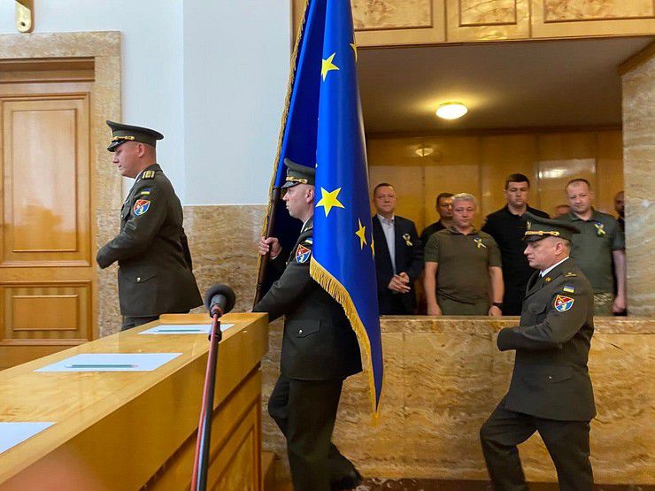 Історична сесія: до зали внесли прапор Європейського Союзу