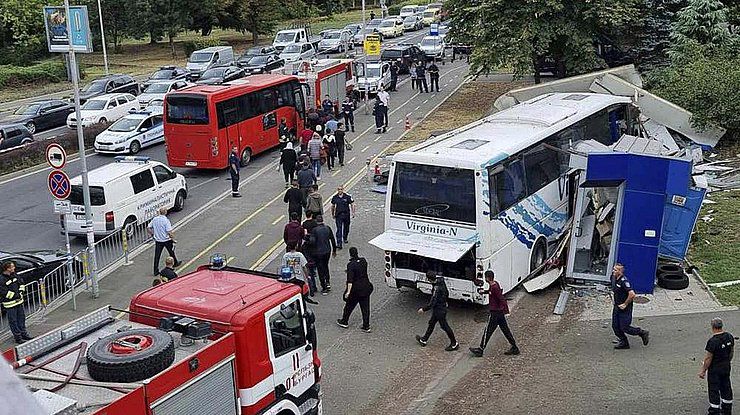 Автобус, в якому були нелегали, протаранив поліцейський автомобіль