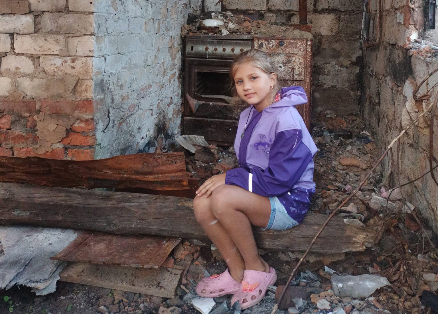 Ангеліна з розбитого будинку