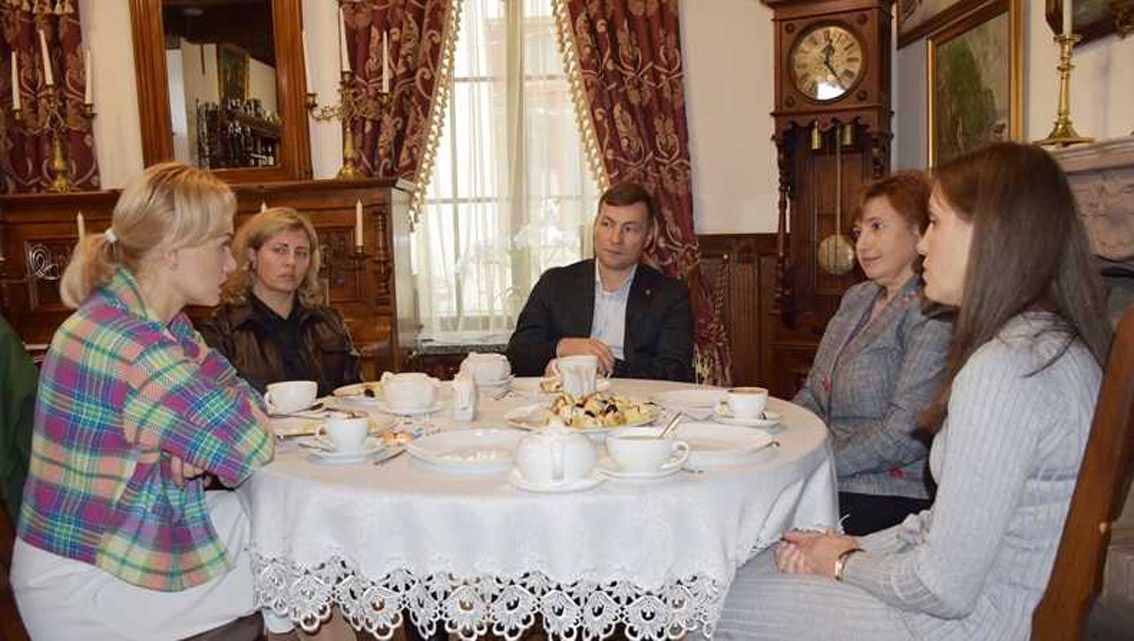 Голова облради відвідав вчителів-переселенців