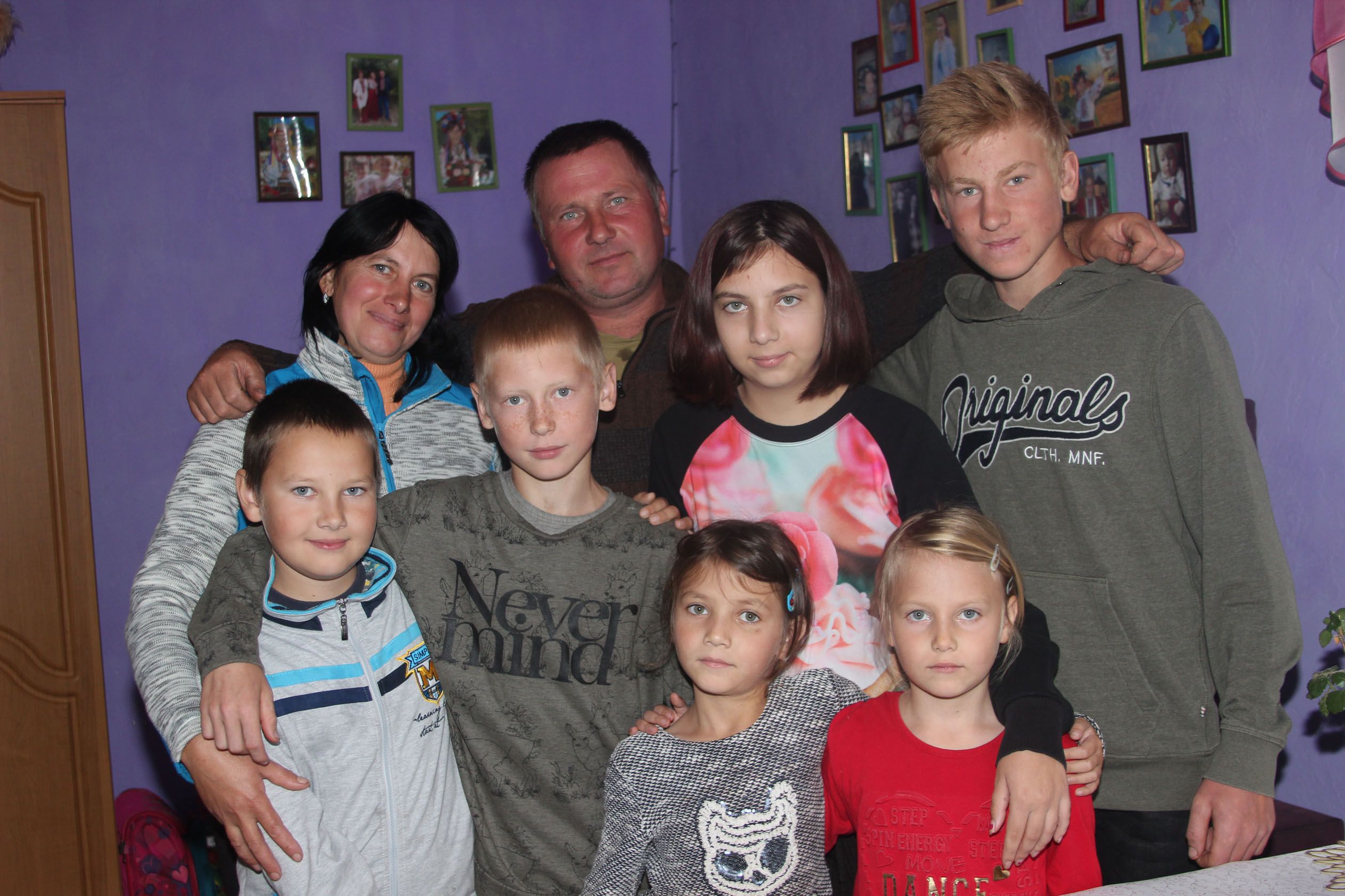 Сільська хата родинним затишком багата