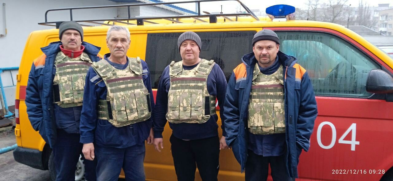 Під вогнем латають кабелі й труби херсонські енергетики 