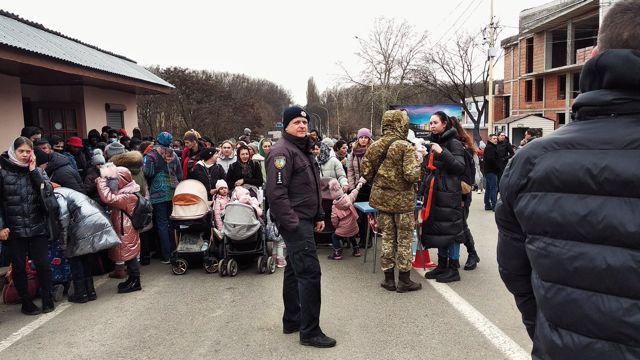 ... А через кілька годин із країн ЄС уже прибули  перші вантажівки з гуманітаркою