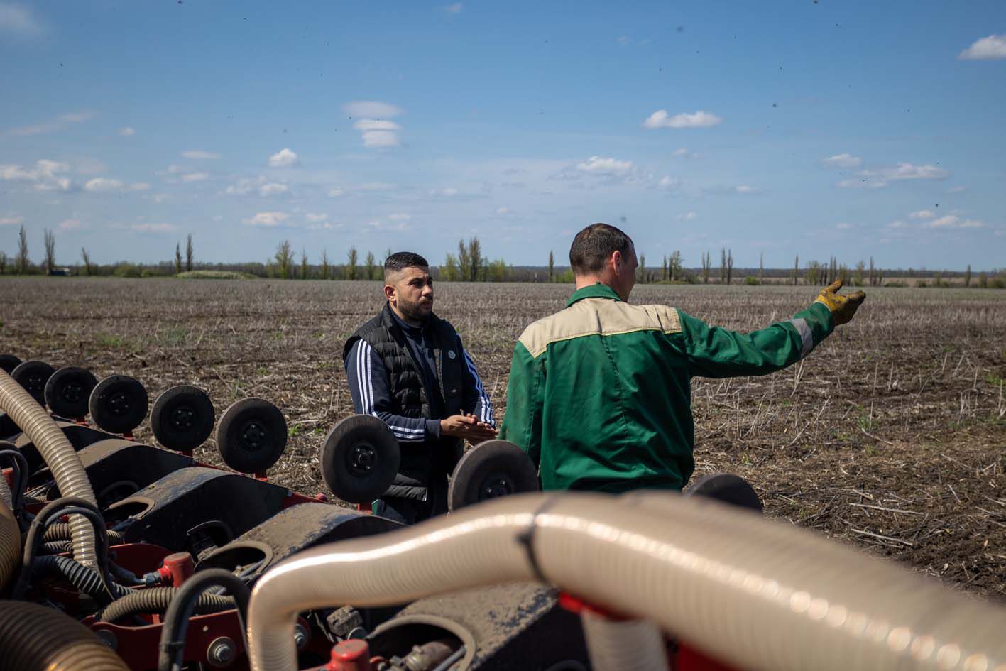 Працюють у дві зміни: аграрії надолужують згаяне через дощі