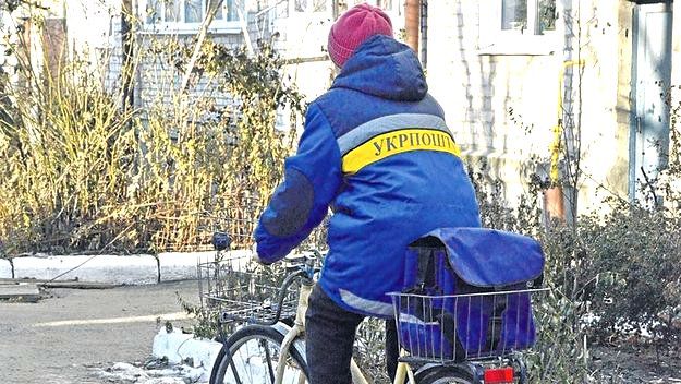 На майже 10-тисячне селище дві листоноші
